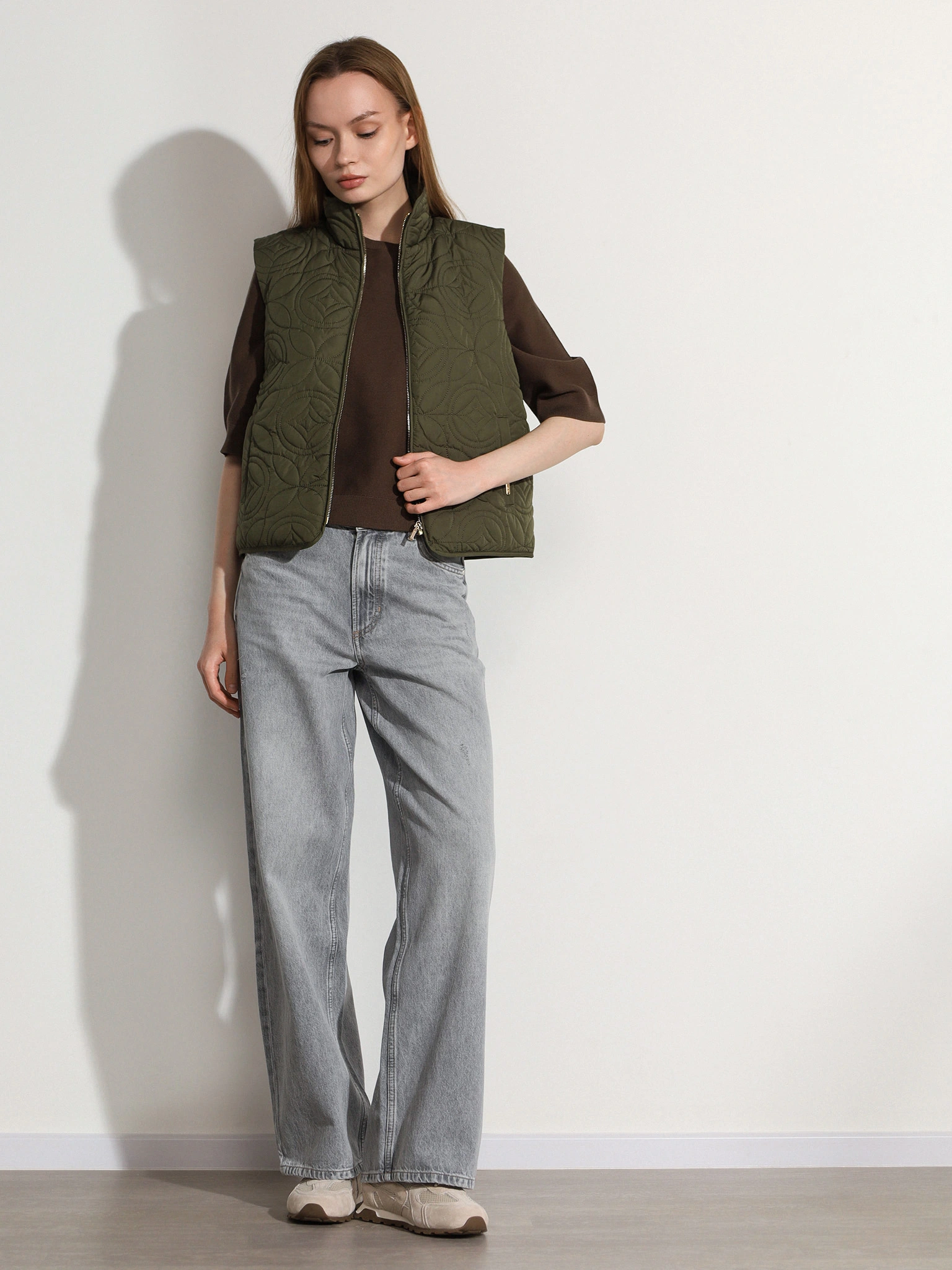 Жилет цвета хаки с фигурной стежкой